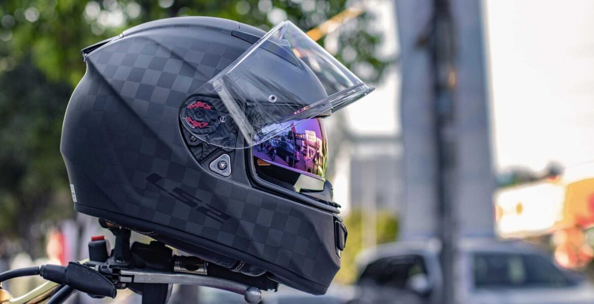 Buyers’ Guide To Different Types And Features Of Motorcycle Helmets